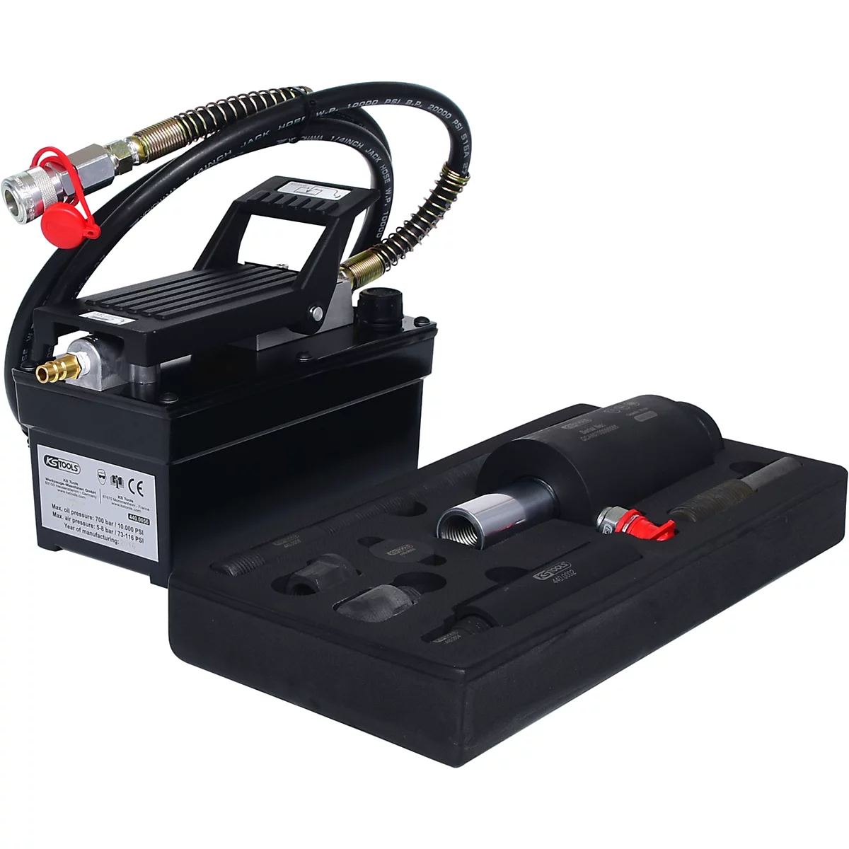 Schwarze hydraulische Fußpumpe mit Zubehör in einem Koffer. Schläuche, Manometer und Stecker sind erkennbar.